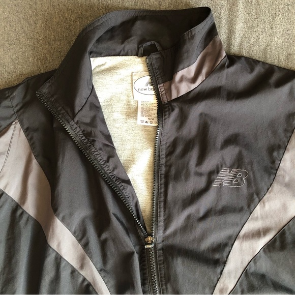New Balance Windbreaker Jacket with Built-In Keychain/Carabiner - Medium - Picture 9 of 14